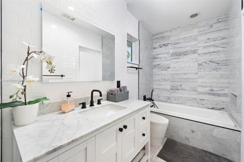Villa ou maison à vendre à Miami, Floride: 5 chambres, 219.99 m2 № 2088295 - photo 23