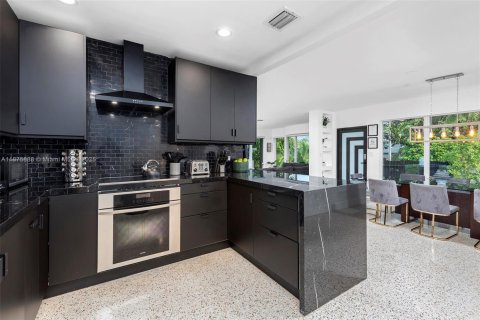 Villa ou maison à vendre à Miami, Floride: 5 chambres, 219.99 m2 № 2088295 - photo 6
