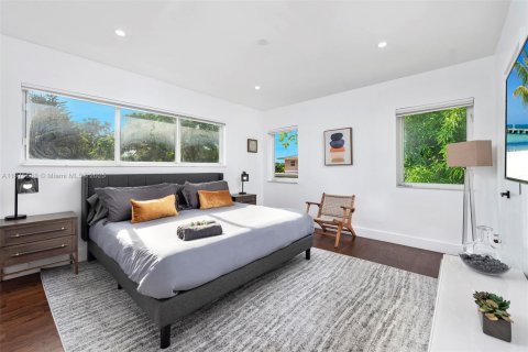 Villa ou maison à vendre à Miami, Floride: 5 chambres, 219.99 m2 № 2088295 - photo 10