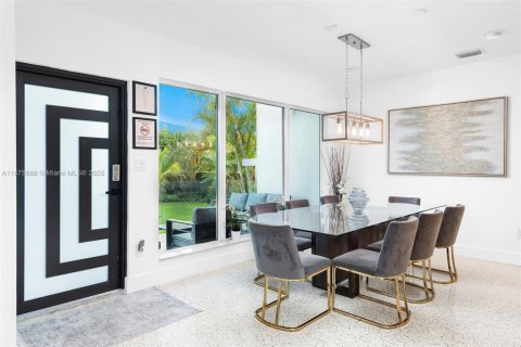 Villa ou maison à vendre à Miami, Floride: 5 chambres, 219.99 m2 № 2088295 - photo 4