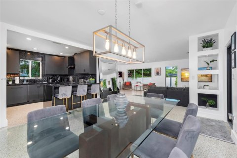 Villa ou maison à vendre à Miami, Floride: 5 chambres, 219.99 m2 № 2088295 - photo 9