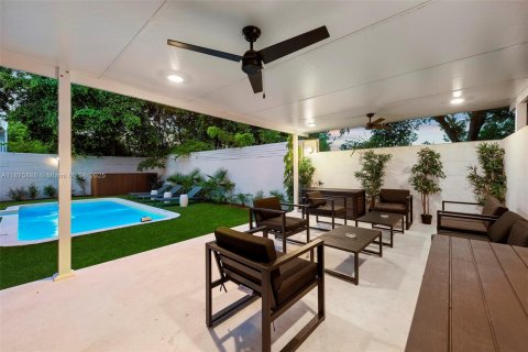 Villa ou maison à vendre à Miami, Floride: 5 chambres, 219.99 m2 № 2088295 - photo 2