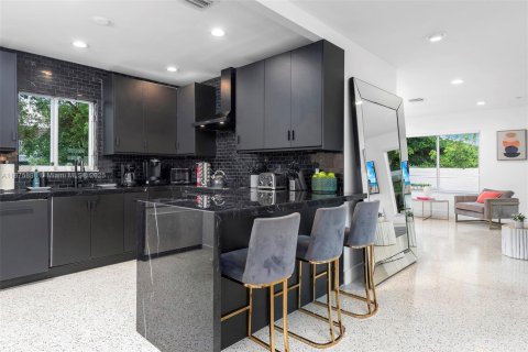Villa ou maison à vendre à Miami, Floride: 5 chambres, 219.99 m2 № 2088295 - photo 15