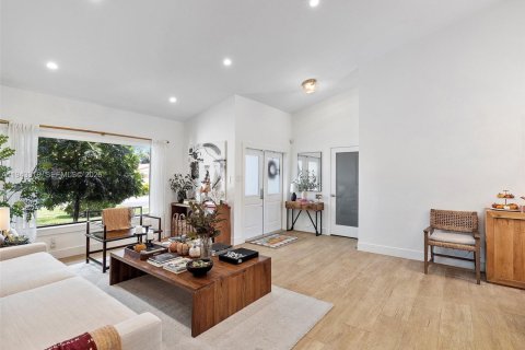 Villa ou maison à louer à Miami, Floride: 3 chambres, 179.39 m2 № 1999562 - photo 8