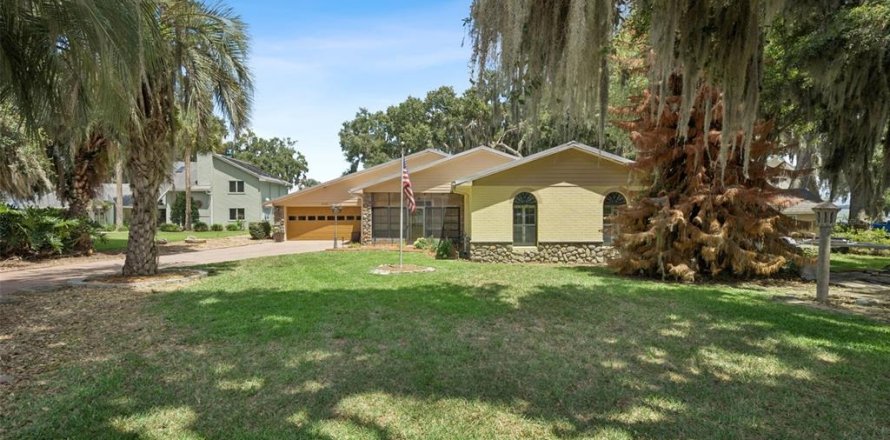 Casa en Fruitland Park, Florida 3 dormitorios, 295.99 m2 № 2200699