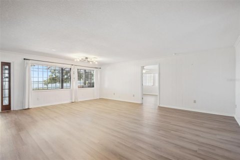 Casa en venta en Fruitland Park, Florida, 3 dormitorios, 295.99 m2 № 2200699 - foto 9