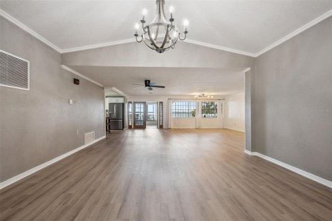 Casa en venta en Fruitland Park, Florida, 3 dormitorios, 295.99 m2 № 2200699 - foto 7
