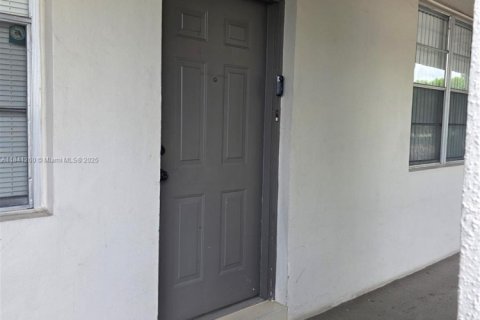Condo in Lauderdale Lakes, Florida, 2 bedrooms  № 1850815 - photo 1