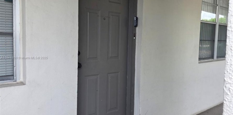 Condo in Lauderdale Lakes, Florida, 2 bedrooms  № 1850815
