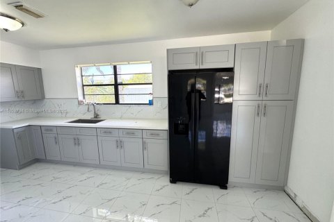 House in Miami, Florida 3 bedrooms, 109.25 sq.m. № 1889523 - photo 5