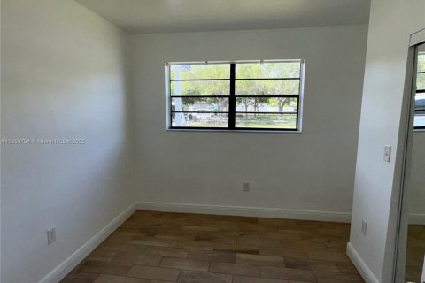 House in Miami, Florida 3 bedrooms, 109.25 sq.m. № 1889523 - photo 8