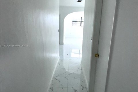 House in Miami, Florida 3 bedrooms, 109.25 sq.m. № 1889523 - photo 16