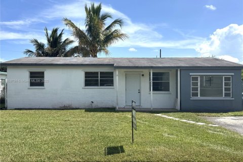House in Miami, Florida 3 bedrooms, 109.25 sq.m. № 1889523 - photo 1