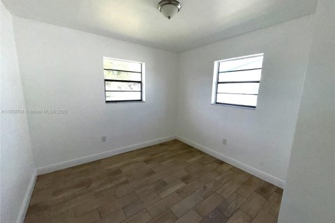 House in Miami, Florida 3 bedrooms, 109.25 sq.m. № 1889523 - photo 10