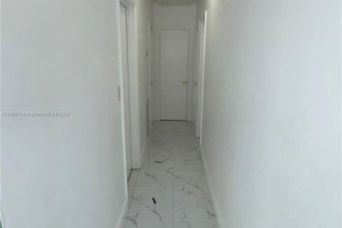 House in Miami, Florida 3 bedrooms, 109.25 sq.m. № 1889523 - photo 7