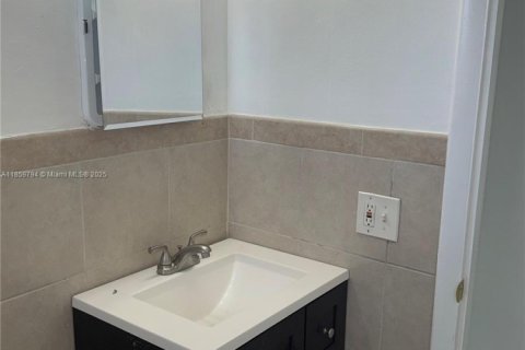 House in Miami, Florida 3 bedrooms, 109.25 sq.m. № 1889523 - photo 15
