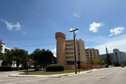 Condominio en venta en Sunny Isles Beach, Florida, 1 dormitorio, 96.62 m2 № 1940397 - foto 11