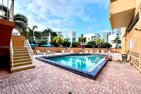 Condominio en venta en Sunny Isles Beach, Florida, 1 dormitorio, 96.62 m2 № 1940397 - foto 2