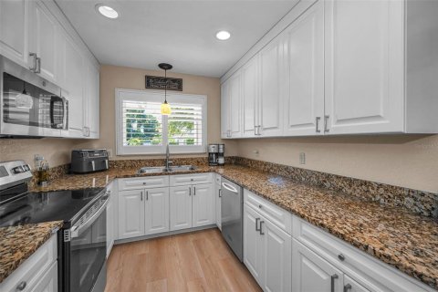 House in Belleair, Florida 3 bedrooms, 199 sq.m. № 2151931 - photo 11