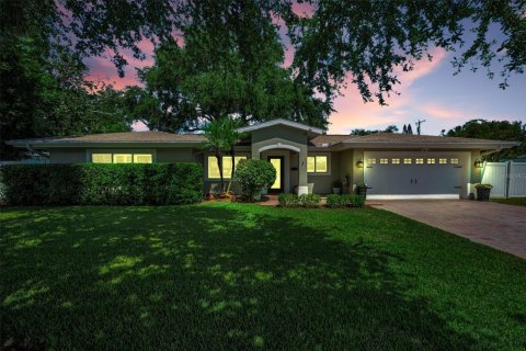 House in Belleair, Florida 3 bedrooms, 199 sq.m. № 2151931 - photo 2