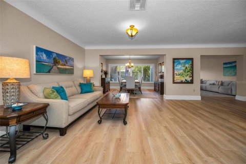 House in Belleair, Florida 3 bedrooms, 199 sq.m. № 2151931 - photo 3