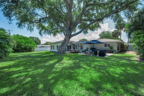 House in Belleair, Florida 3 bedrooms, 199 sq.m. № 2151931 - photo 22