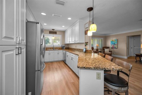 House in Belleair, Florida 3 bedrooms, 199 sq.m. № 2151931 - photo 9