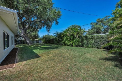 House in Belleair, Florida 3 bedrooms, 199 sq.m. № 2151931 - photo 30