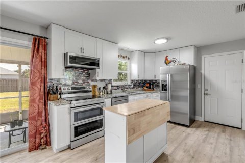 House in Edgewater, Florida 3 bedrooms, 112.23 sq.m. № 2202509 - photo 10