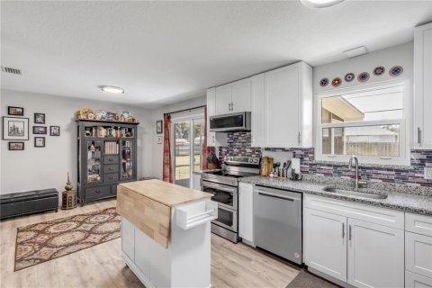 House in Edgewater, Florida 3 bedrooms, 112.23 sq.m. № 2202509 - photo 7