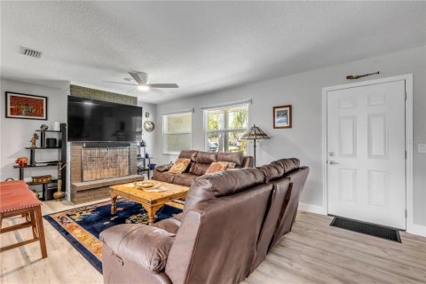 House in Edgewater, Florida 3 bedrooms, 112.23 sq.m. № 2202509 - photo 12
