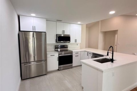 House in Tampa, Florida 4 bedrooms, 193.05 sq.m. № 2258485 - photo 8