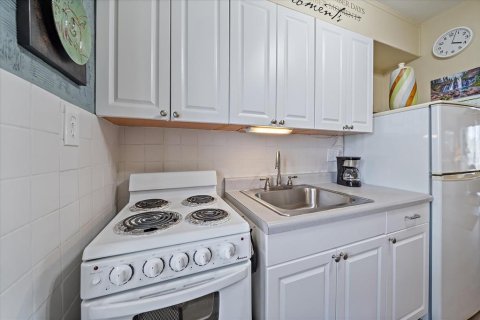Condo in Sarasota, Florida, 2 rooms  № 1733781 - photo 7
