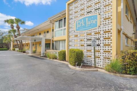 Condo in Sarasota, Florida, 2 rooms  № 1733781 - photo 1