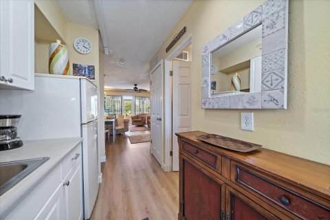 Condo in Sarasota, Florida, 2 rooms  № 1733781 - photo 8