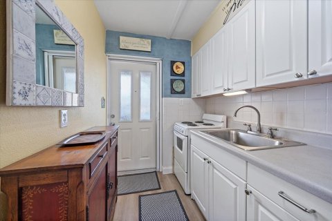 Condo in Sarasota, Florida, 2 rooms  № 1733781 - photo 5