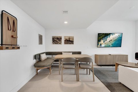 Condo in Miami, Florida, 1 bedroom  № 2053015 - photo 3