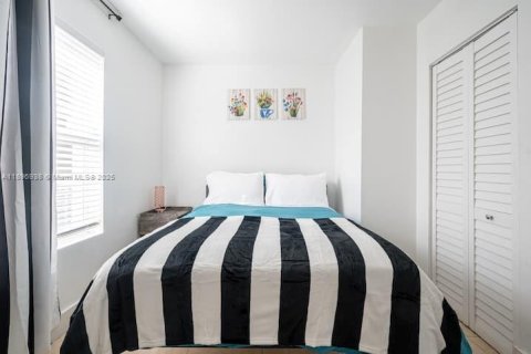 House in Miami, Florida 4 bedrooms, 157.93 sq.m. № 1947869 - photo 4