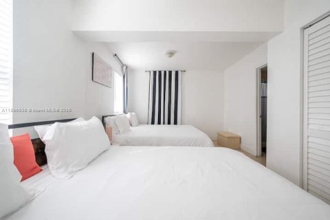 House in Miami, Florida 4 bedrooms, 157.93 sq.m. № 1947869 - photo 3