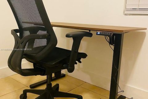 House in Miami, Florida 4 bedrooms, 157.93 sq.m. № 1947869 - photo 10