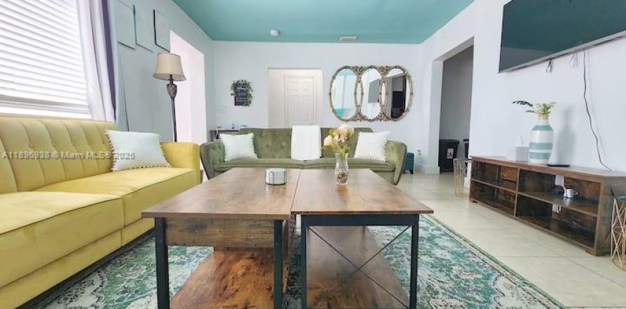 House in Miami, Florida 4 bedrooms, 157.93 sq.m. № 1947869