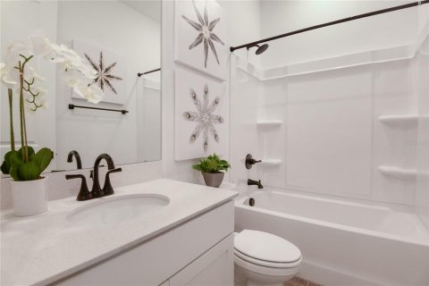 House in Tavares, Florida 4 bedrooms, 190.54 sq.m. № 1885049 - photo 18