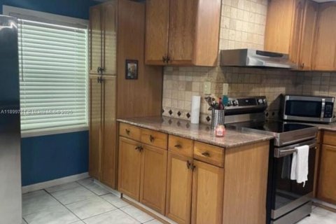 Casa en alquiler en St. Lucie, Florida, 2 dormitorios, 162.39 m2 № 2012657 - foto 2