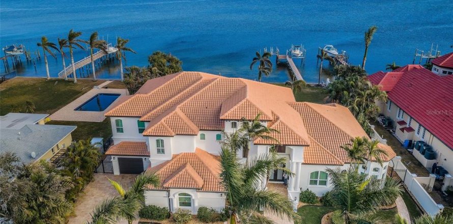 Villa ou maison à Saint Petersburg, Floride 4 chambres, 472.69 m2 № 1570747