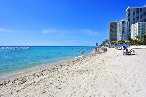 Copropriété à louer à Hollywood, Floride: 2 chambres, 84.17 m2 № 2390393 - photo 4