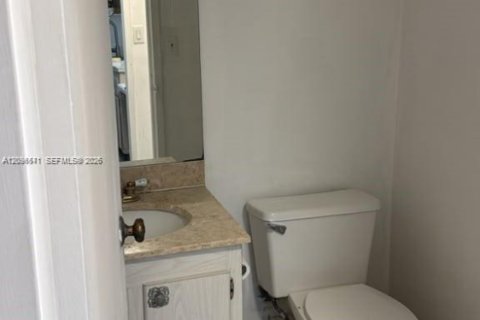 Copropriété à louer à Hollywood, Floride: 2 chambres, 84.17 m2 № 2390393 - photo 9