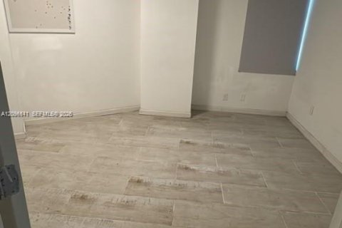 Copropriété à louer à Hollywood, Floride: 2 chambres, 84.17 m2 № 2390393 - photo 11