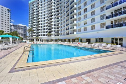 Copropriété à louer à Hollywood, Floride: 2 chambres, 84.17 m2 № 2390393 - photo 2