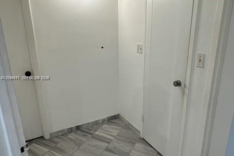 Copropriété à louer à Hollywood, Floride: 2 chambres, 84.17 m2 № 2390393 - photo 12