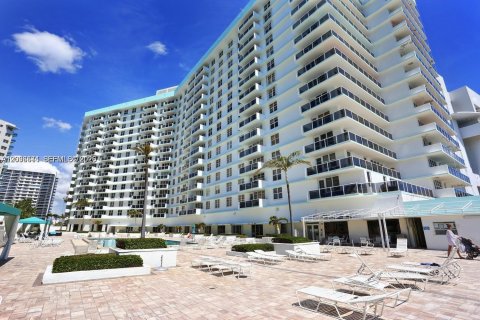 Copropriété à louer à Hollywood, Floride: 2 chambres, 84.17 m2 № 2390393 - photo 3